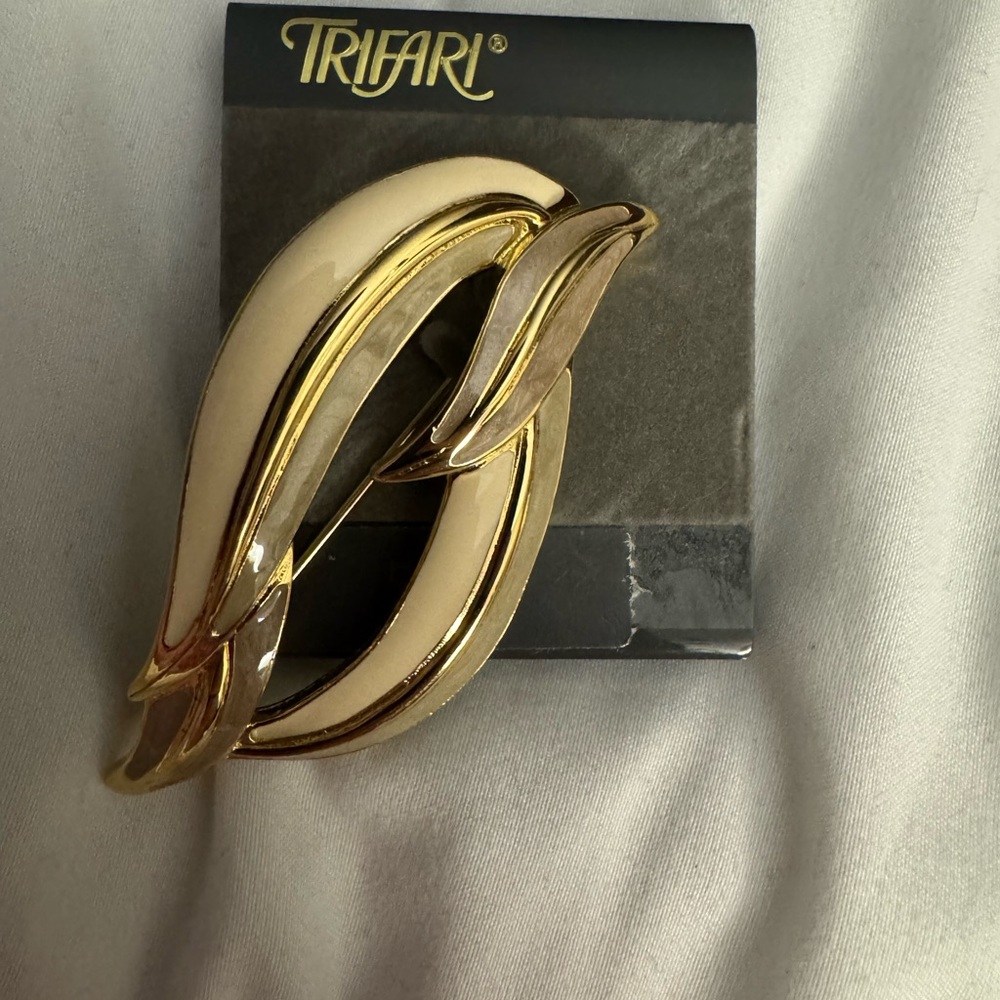 Trifari Gold and White Brooch - Picture 3 of 4
